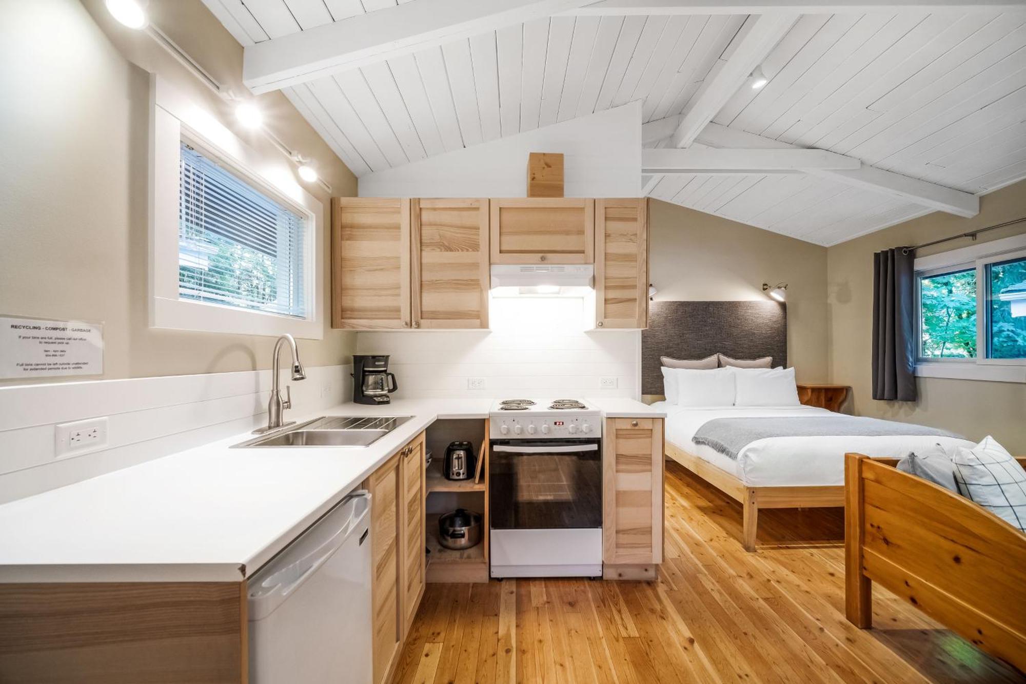 Sunwolf Riverside Resort 3*