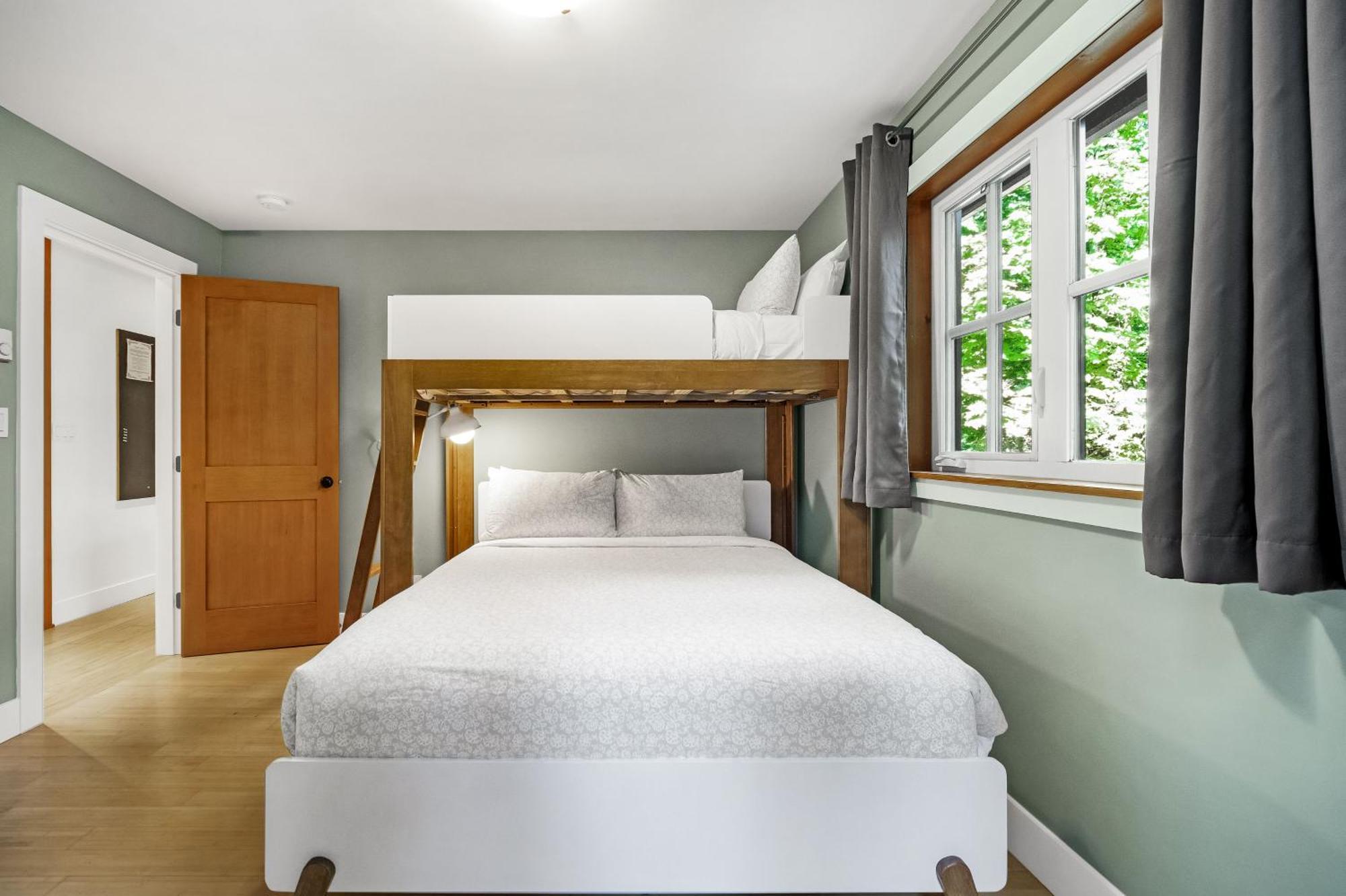 Sunwolf Riverside Resort 3*